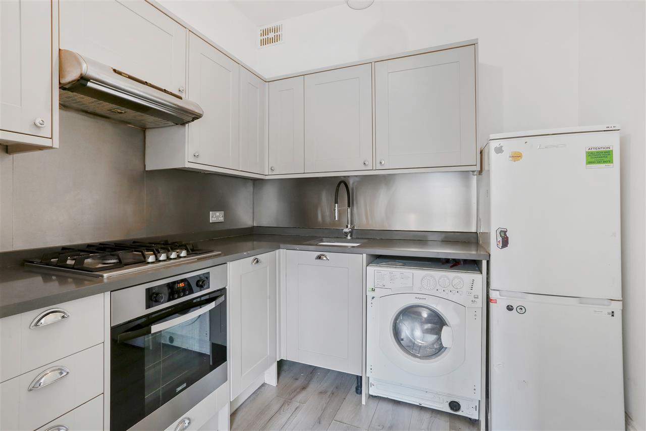 1 bed flat for sale in Hungerford Road 2