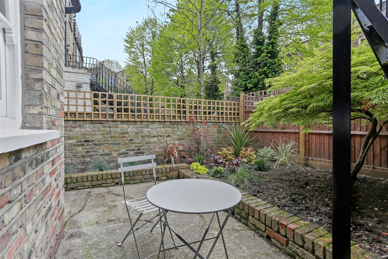 2 bed flat for sale in Tabley Road 1