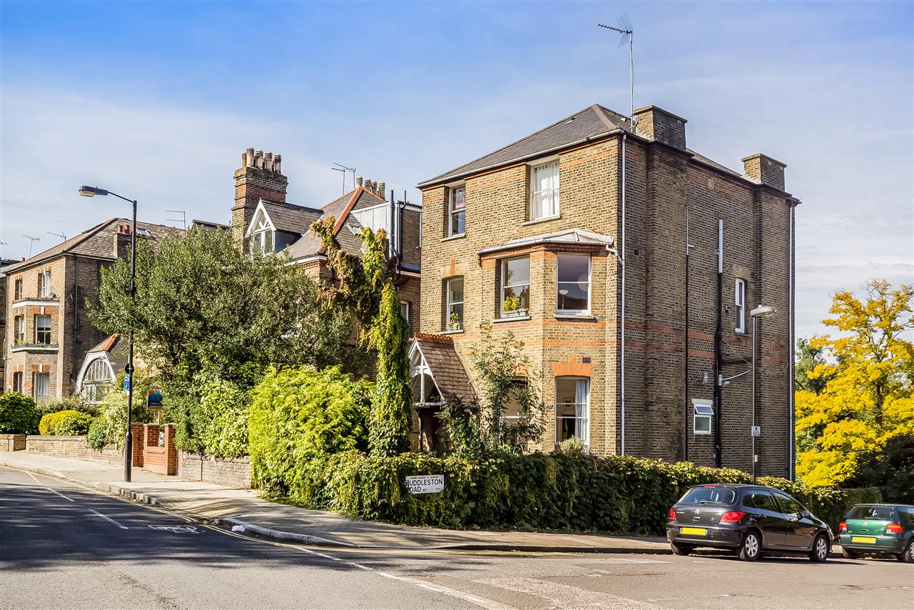 2 bed flat for sale in Carleton Road 2