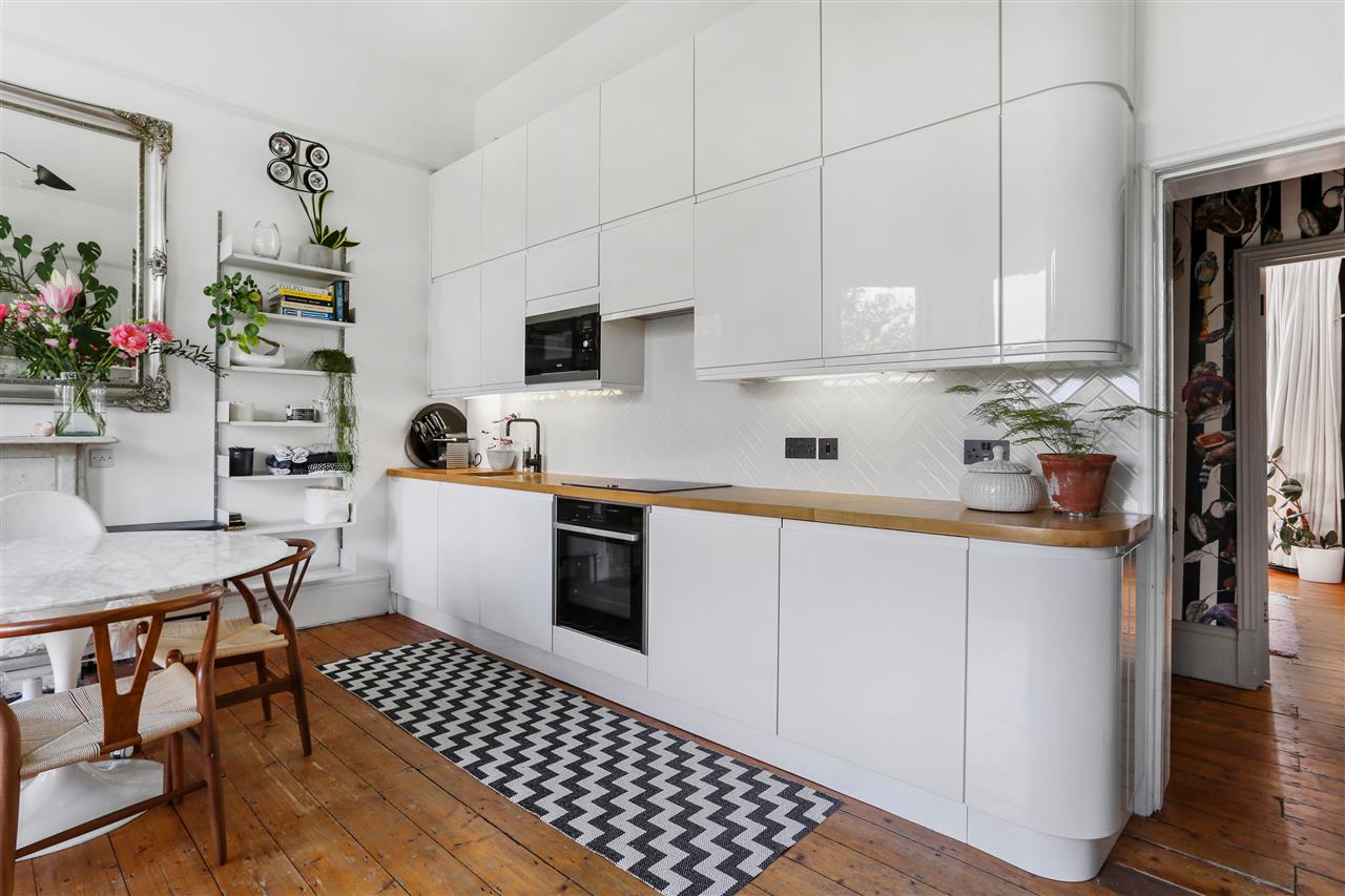 2 bed flat for sale in Carleton Road 5