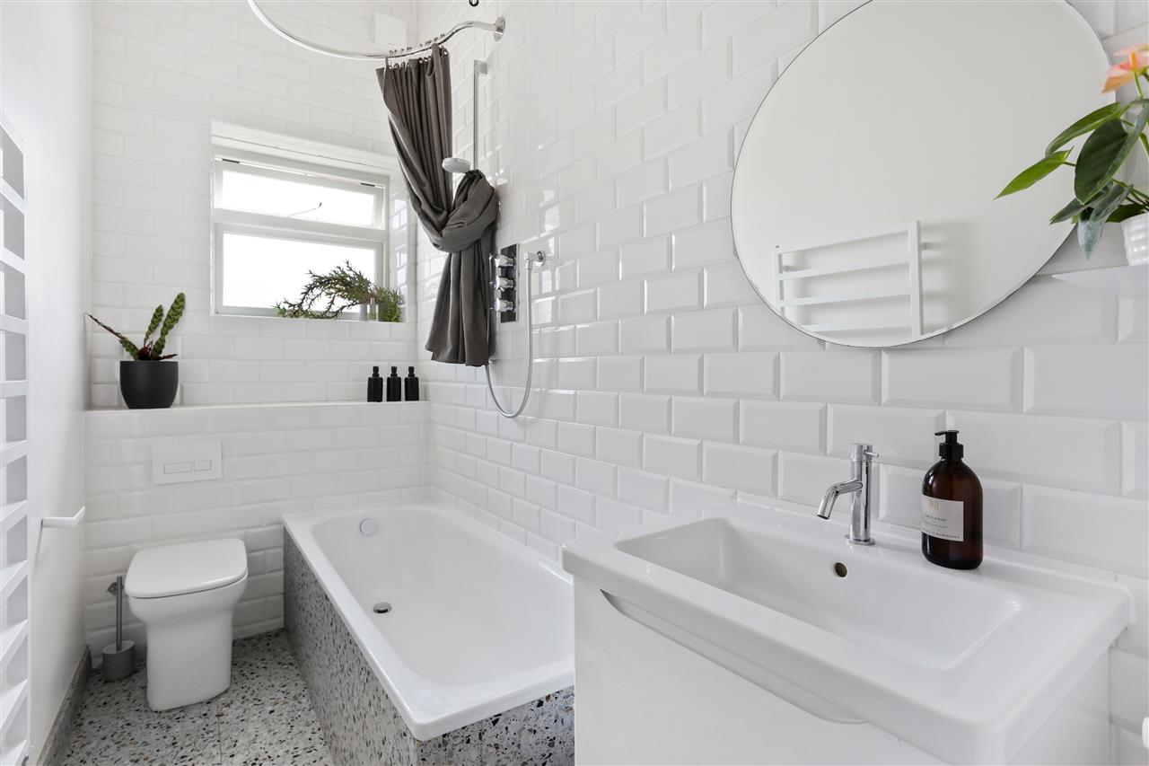 2 bed flat for sale in Carleton Road 14