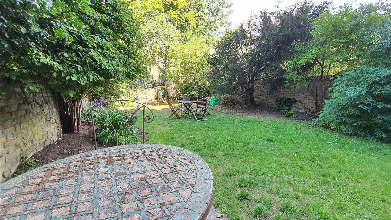 2 bed flat for sale in Dalmeny Road  - Property Image 2