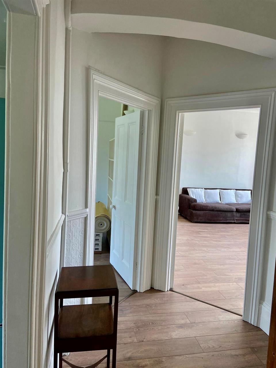 2 bed flat to rent in Hornsey Lane 5