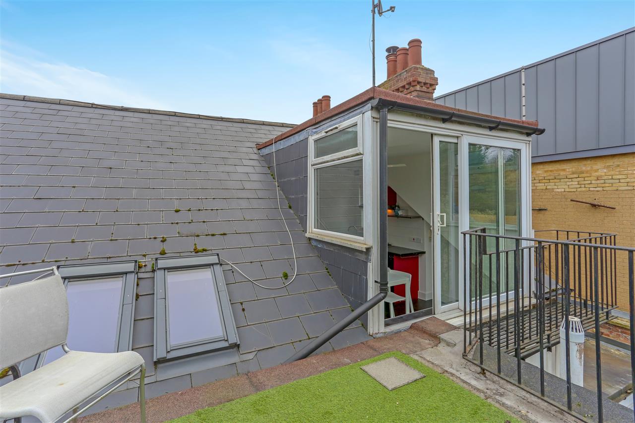 2 bed flat to rent in Archway Road 8