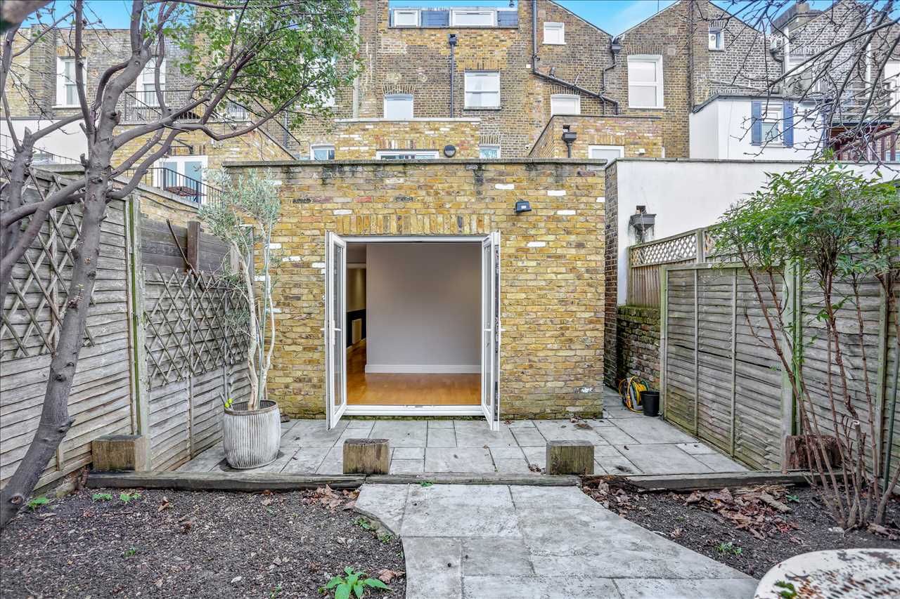 3 bed flat to rent in Hornsey Road  - Property Image 2