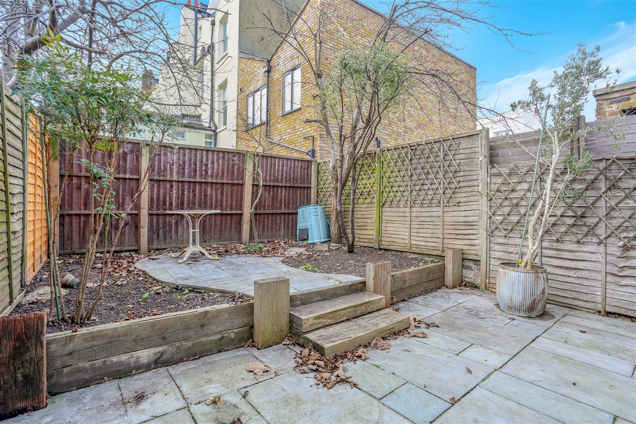 3 bed flat to rent in Hornsey Road 9