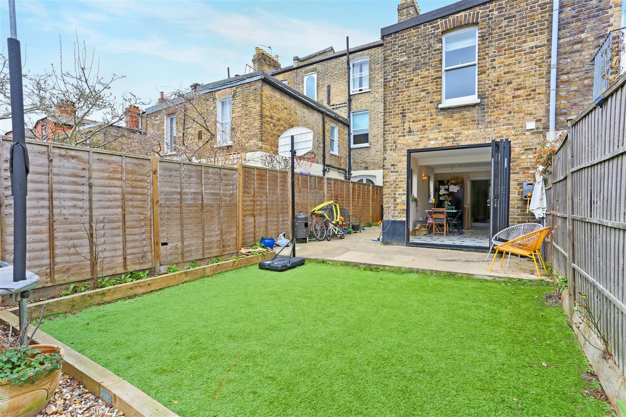 5 bed terraced house for sale in Tytherton Road 2