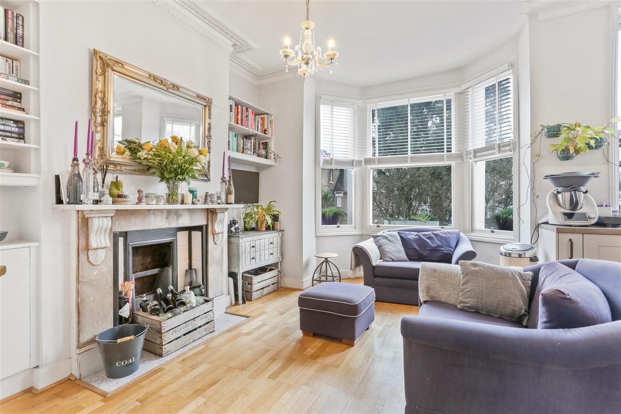 CHAIN FREE! A very well presented split level first floor apartment situated in a sought after location that is within close proximity to Tufnell Park (Northern Line) underground station together with the varied shops, cafes, bars and restaurants on Fortess Road and local shops on Campdale ...