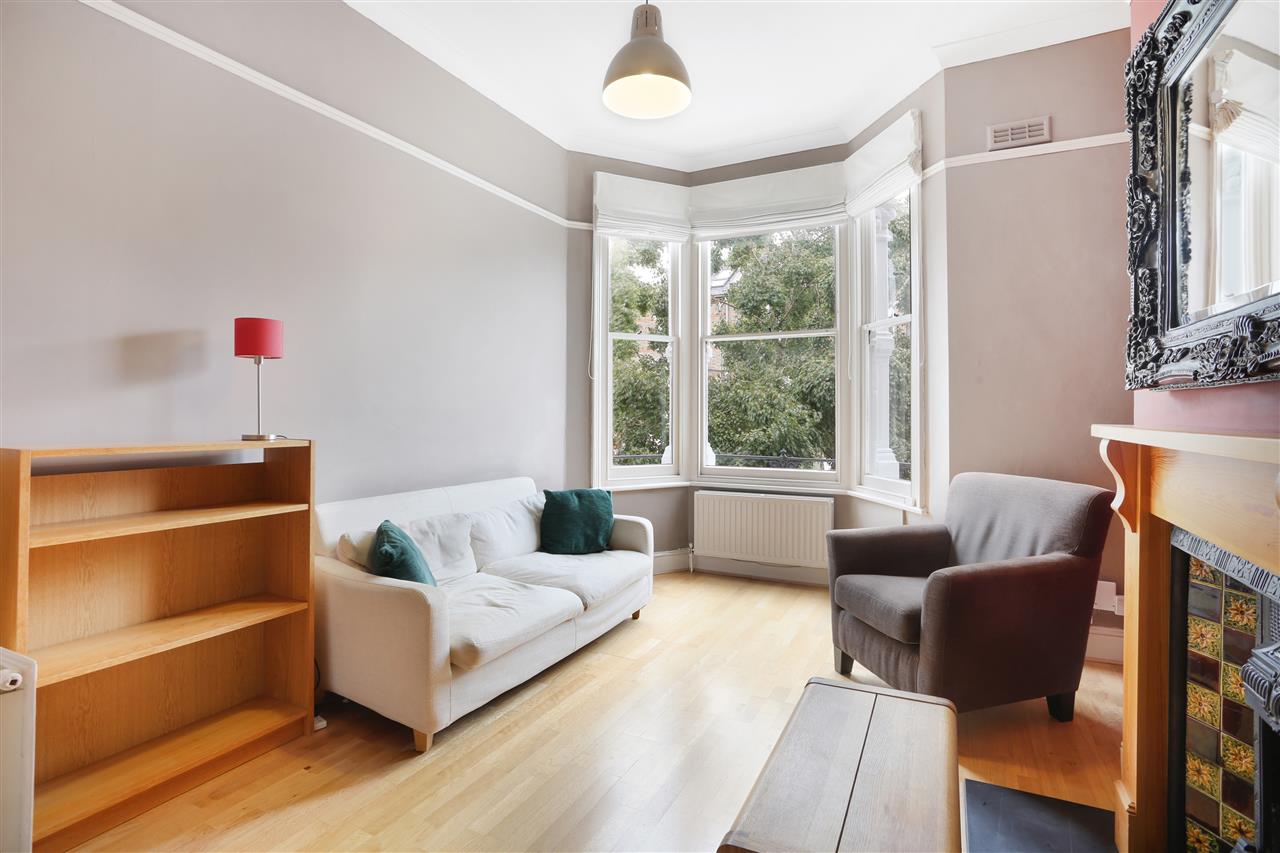 CHAIN FREE! An extremely well presented and spacious (approximately 576 Sq Ft / 53 Sq M ) split level apartment occupying the first floor of a converted Victorian property situated in a prime location in one of the most sought after tree lined roads in the heart of Tufnell Park that is within ...