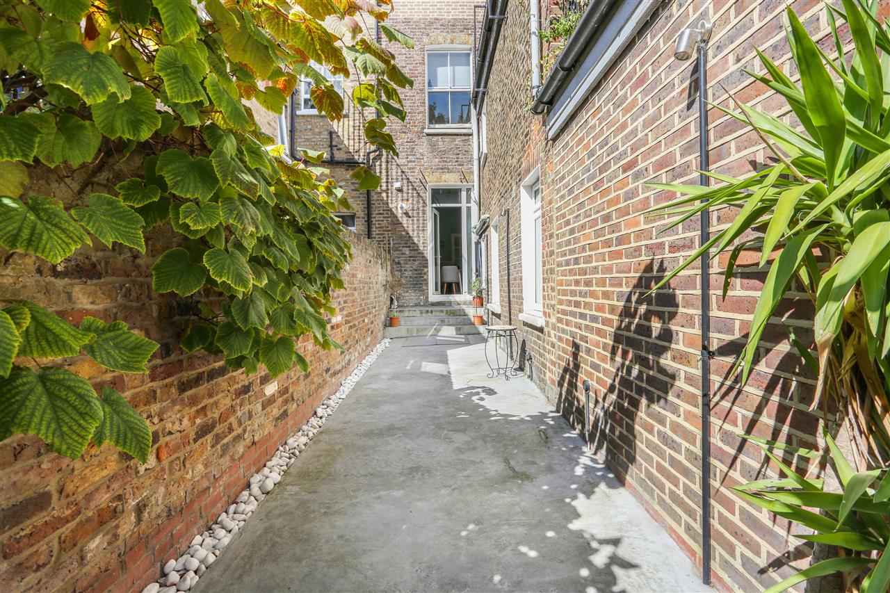 2 bed flat for sale in Tufnell Park Road  - Property Image 16