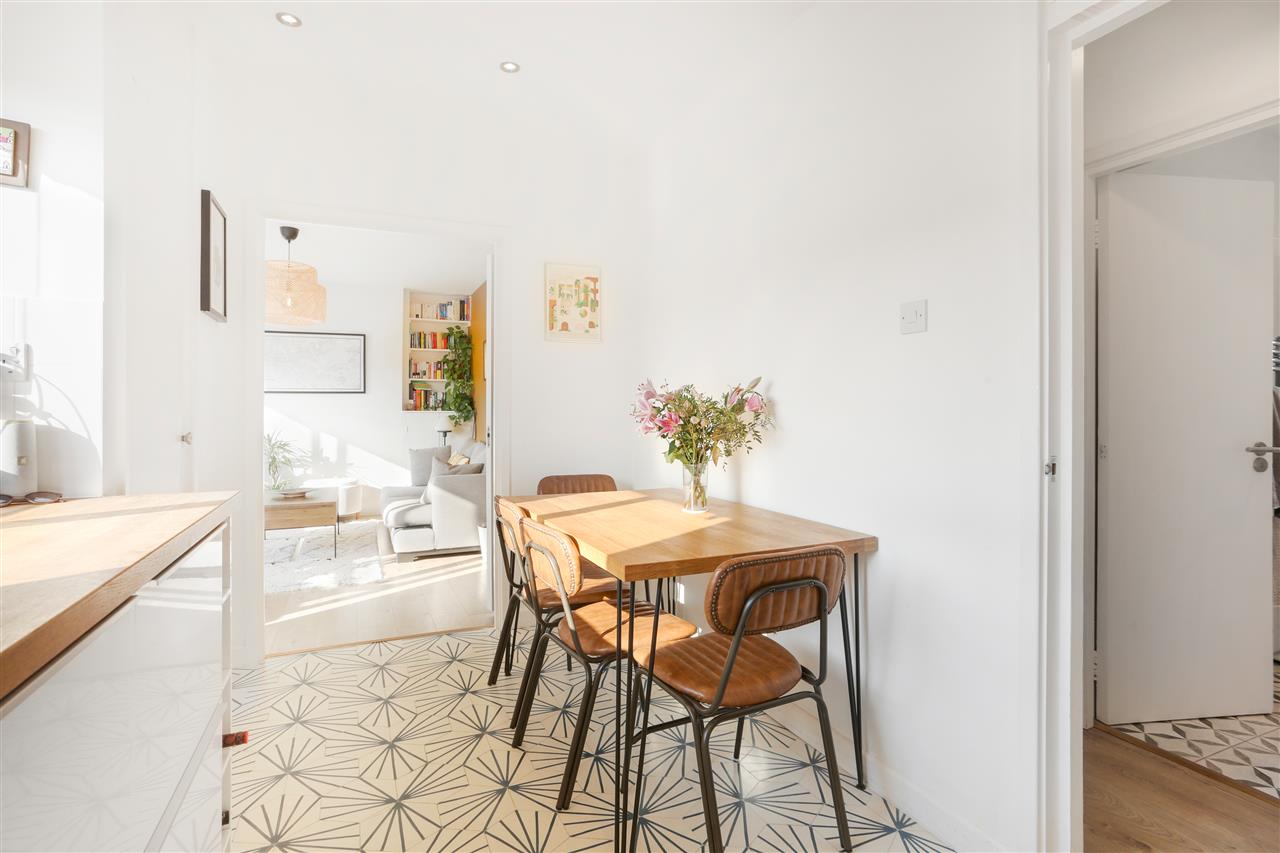 2 bed flat for sale  - Property Image 4