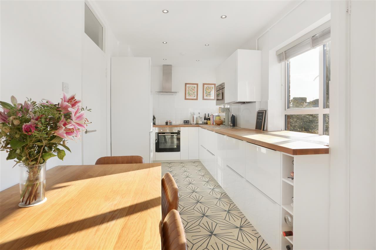 2 bed flat for sale  - Property Image 6