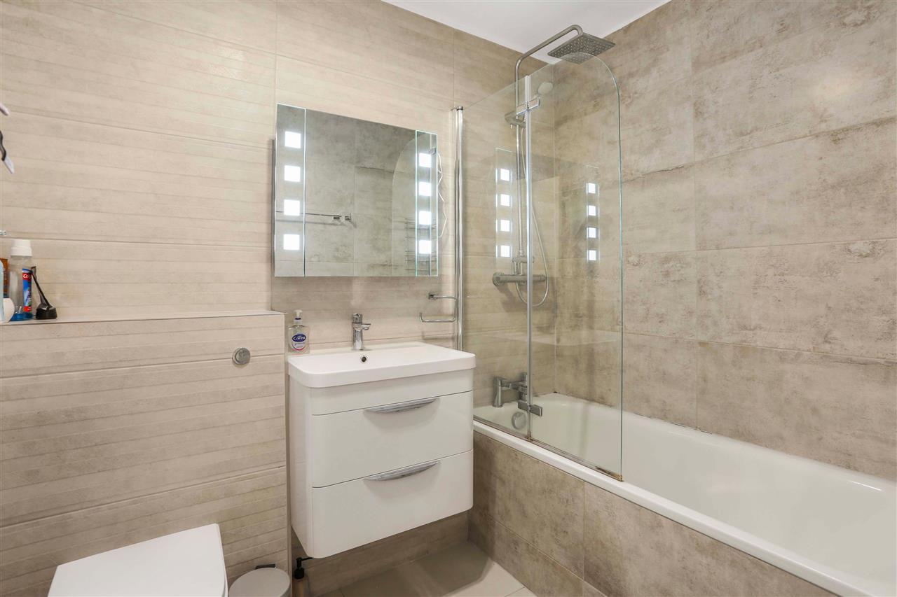 1 bed flat for sale in Warrender Road  - Property Image 3