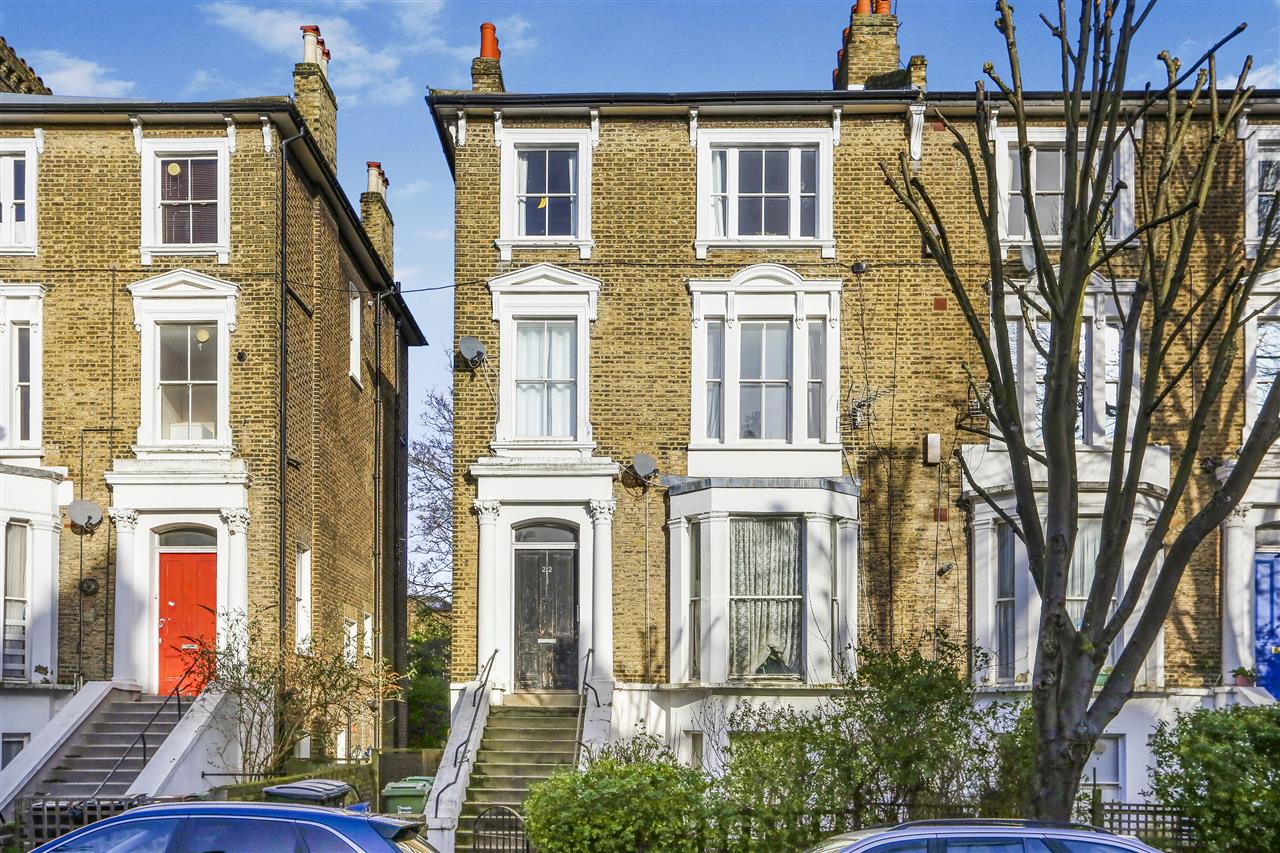 2 bed flat for sale in Caversham Road - Property Image 1