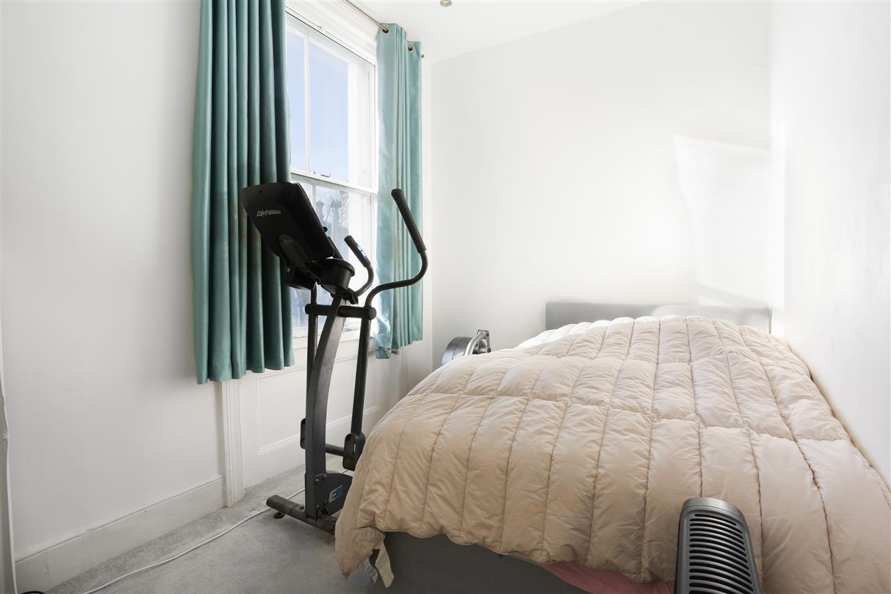 2 bed flat for sale in Caversham Road 3