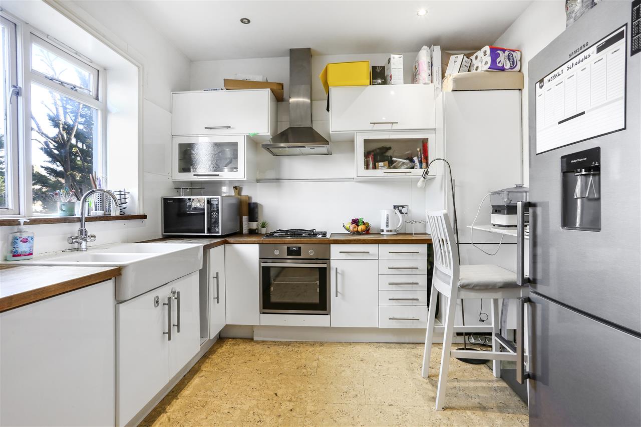 2 bed flat for sale in Caversham Road 5