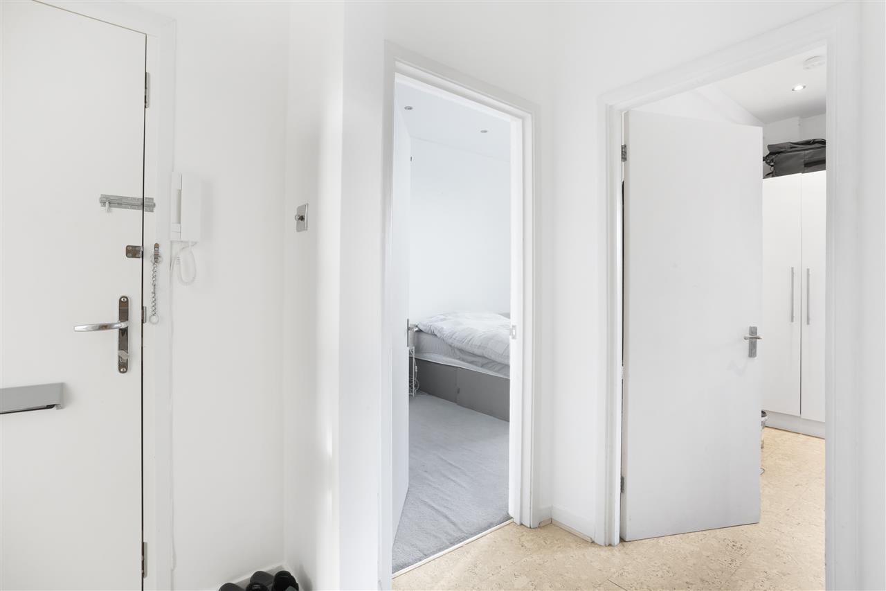 2 bed flat for sale in Caversham Road 9