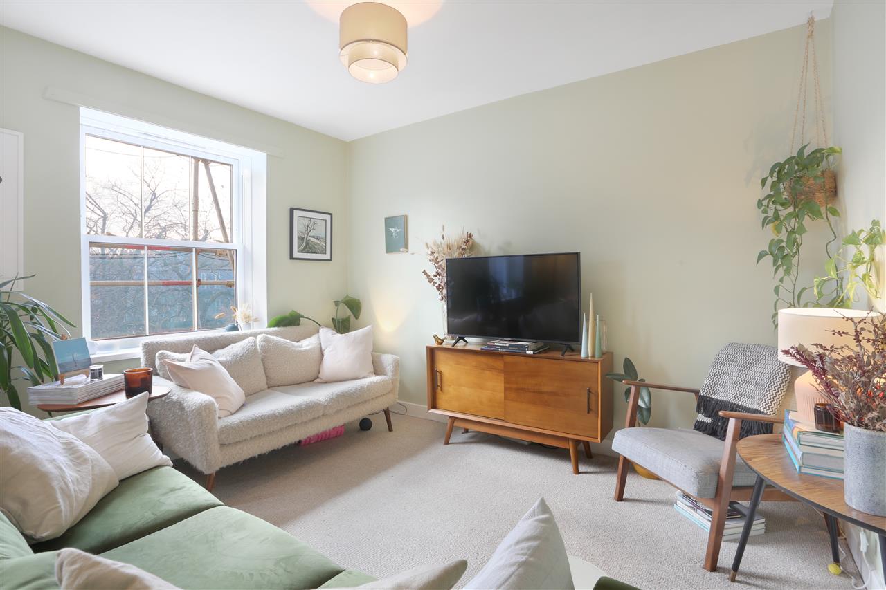 A very well presented and spacious (approximately 793 Sq Ft/74 Sq M) three double bedroom second floor apartment forming part of a low rise Corporation of London purpose built block situated in a popular and sought after Tufnell Park enclave that is within close proximity to multiple shopping ...