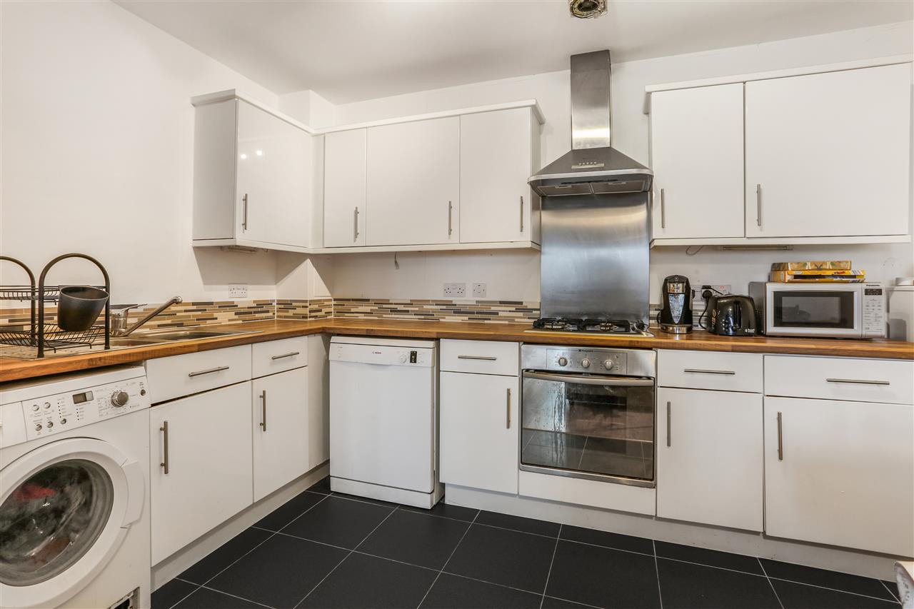 2 bed flat for sale in Junction Road 5