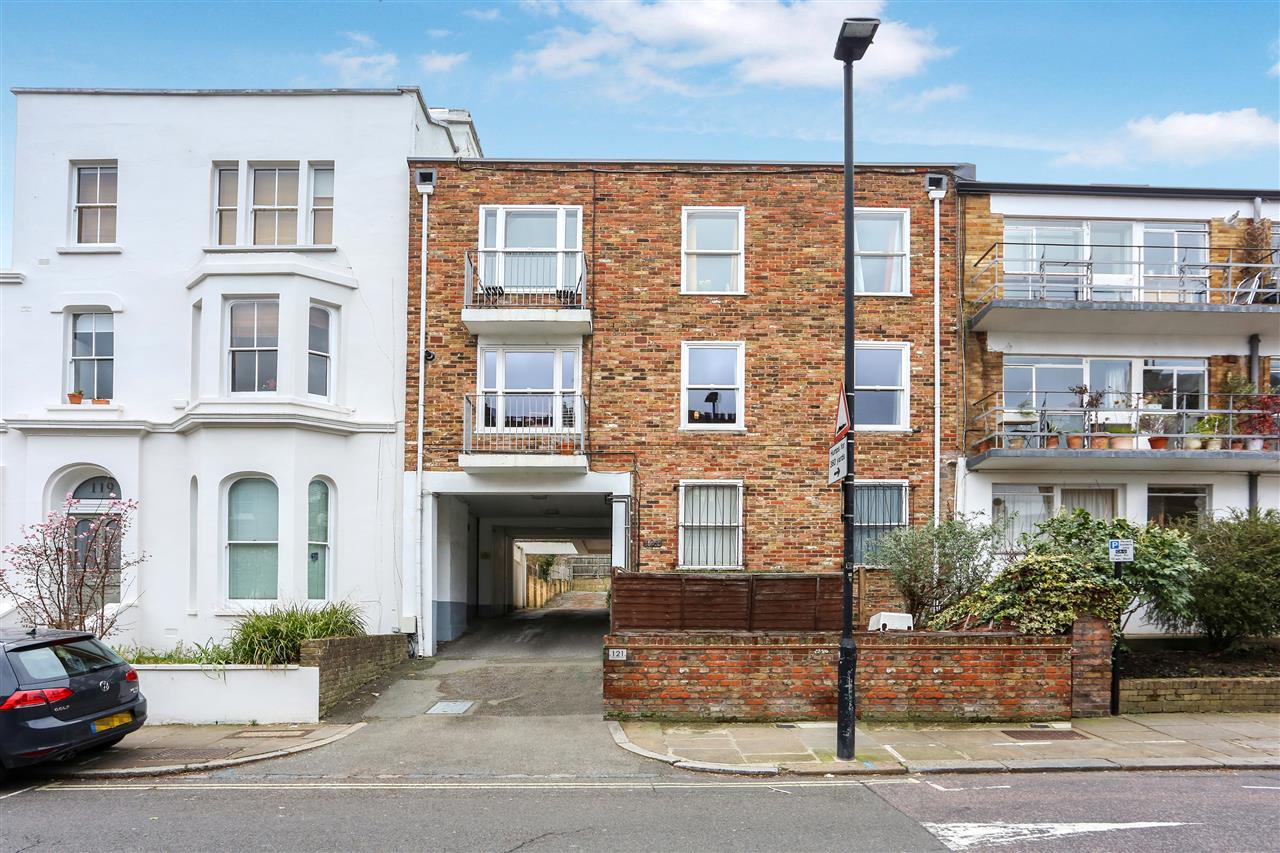 2 bed flat for sale in Chetwynd Road 1