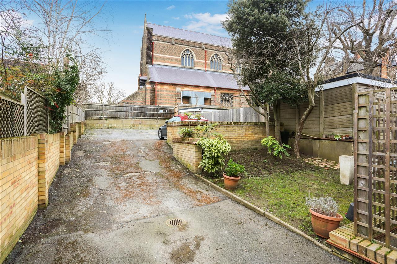 2 bed flat for sale in Chetwynd Road  - Property Image 6