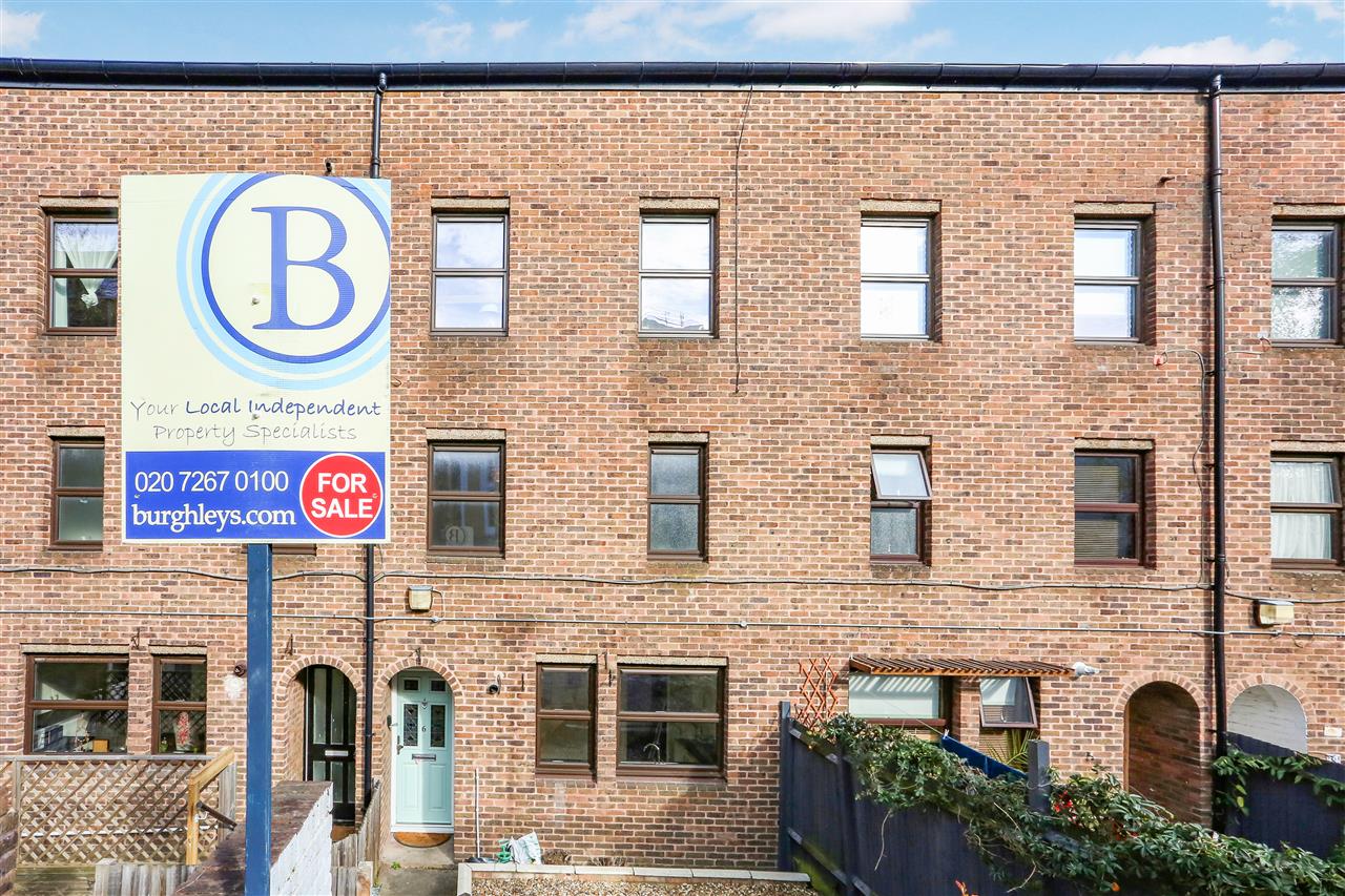 2 bed maisonette for sale in Manorfield Close  - Property Image 1