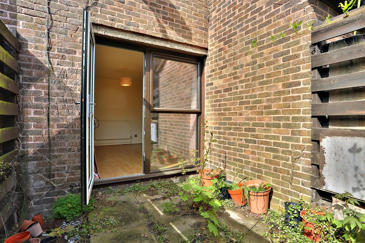 2 bed maisonette for sale in Manorfield Close 14