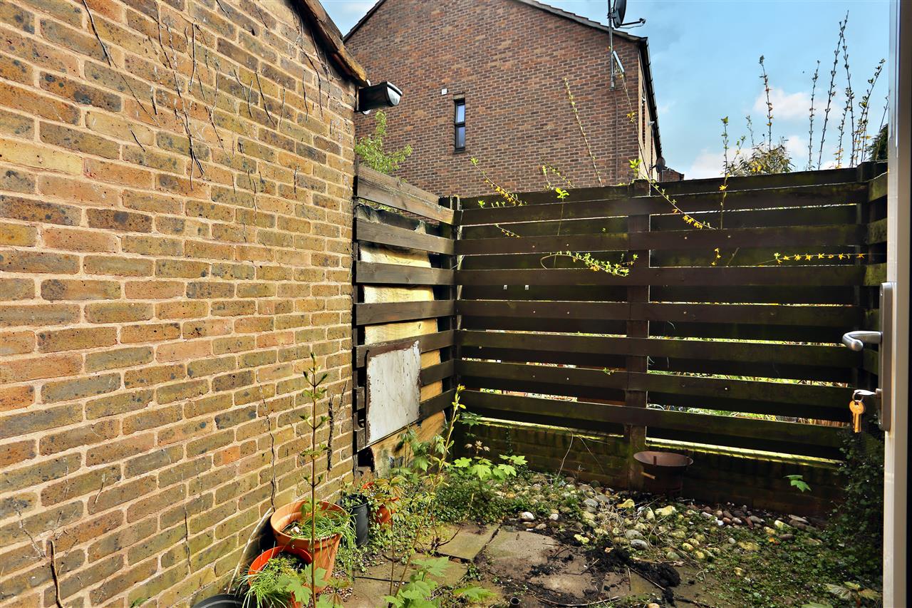 2 bed maisonette for sale in Manorfield Close  - Property Image 16