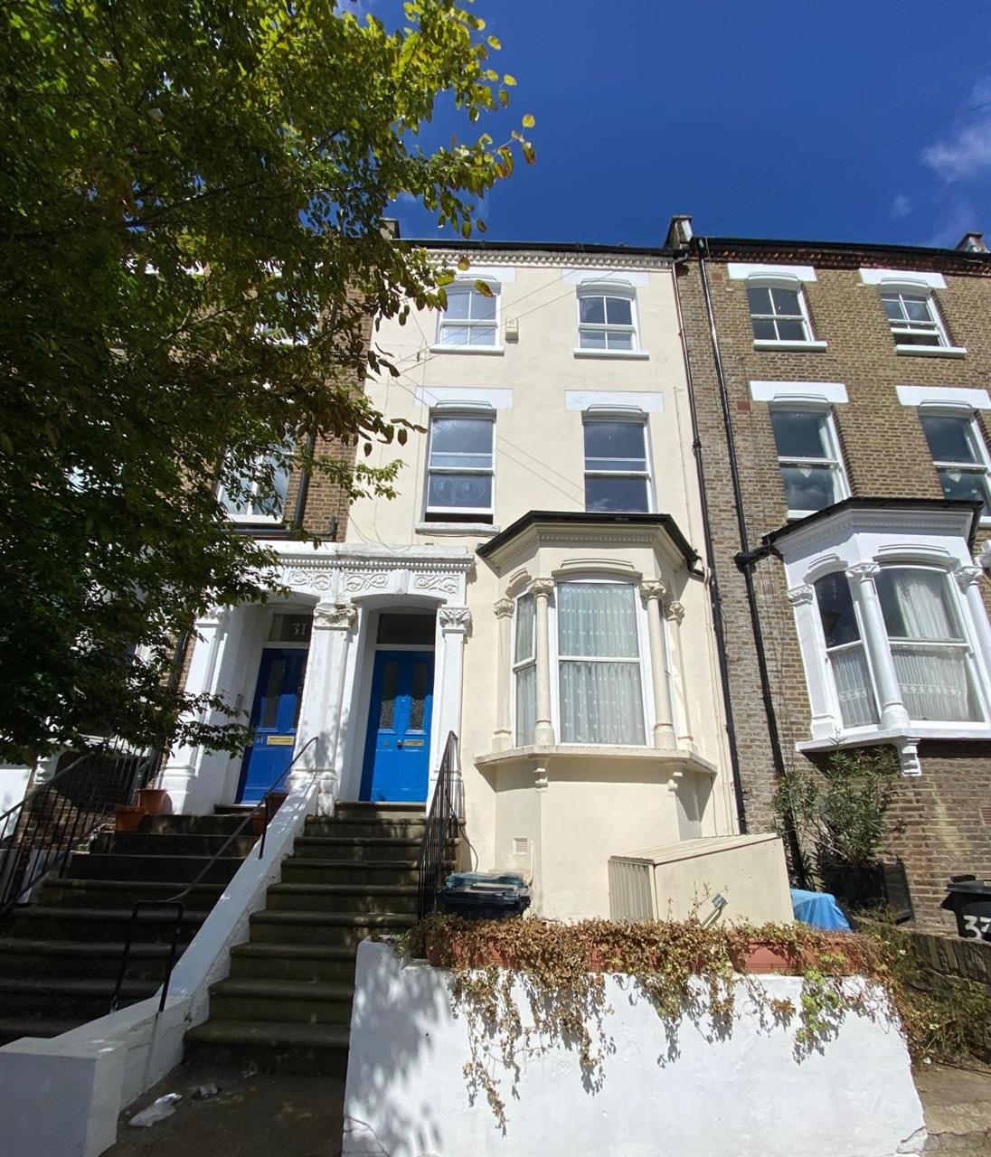 Let by - A very well presented split level FULLY FURNISHED flat on the top floors of a victorian house and arranged over 692 sq.ft (64.3 sq.m). The accommodation comprises of two double bedrooms, light and bright reception room leading to an equipped kitchen with breakfast bar with seating and ...