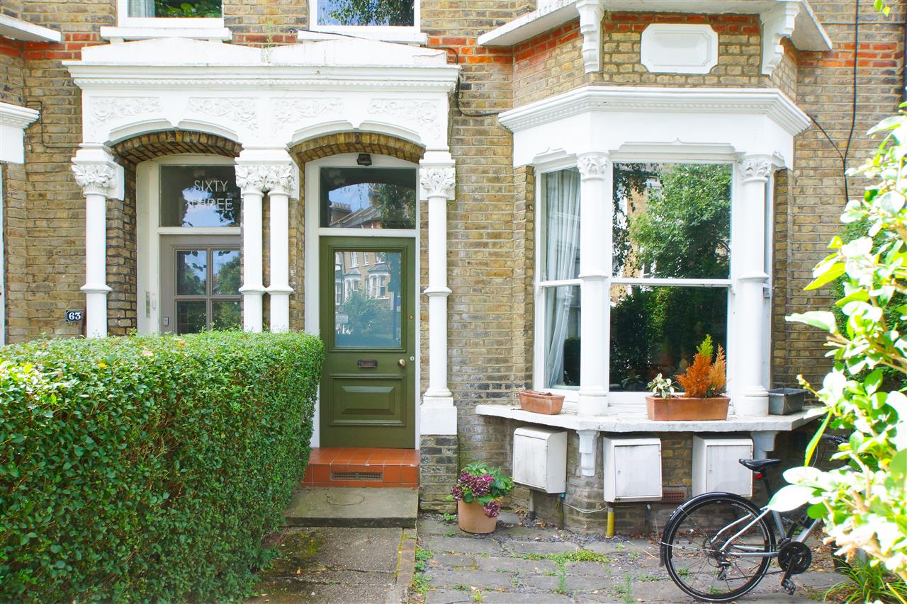 2 bed flat for sale in Huddleston Road 14