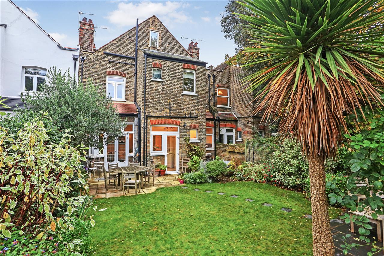 6 bed for sale in Brecknock Road  - Property Image 2