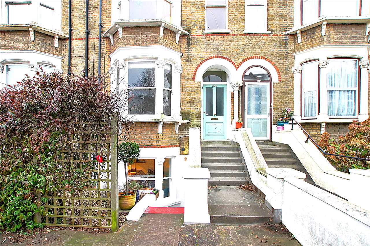 2 bed flat for sale in Tufnell Park Road - Property Image 1