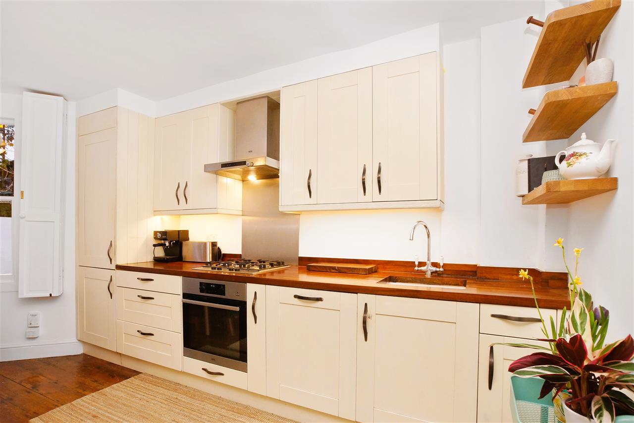 2 bed flat for sale in Tufnell Park Road 2