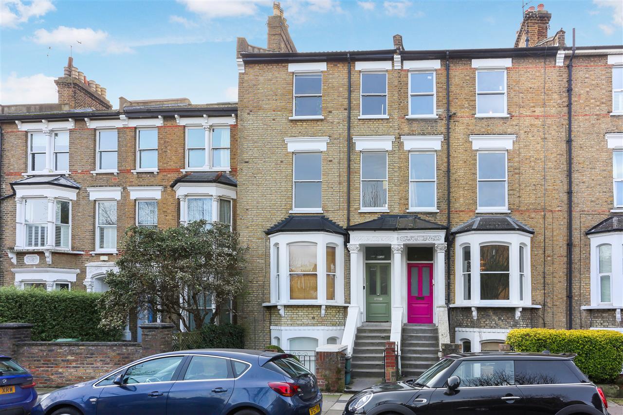 3 bed flat for sale in Huddleston Road  - Property Image 2