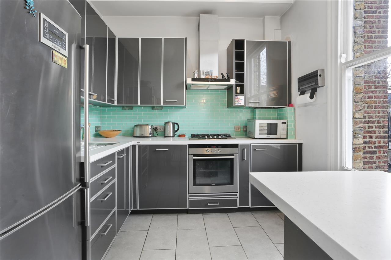 3 bed flat for sale in Huddleston Road 2