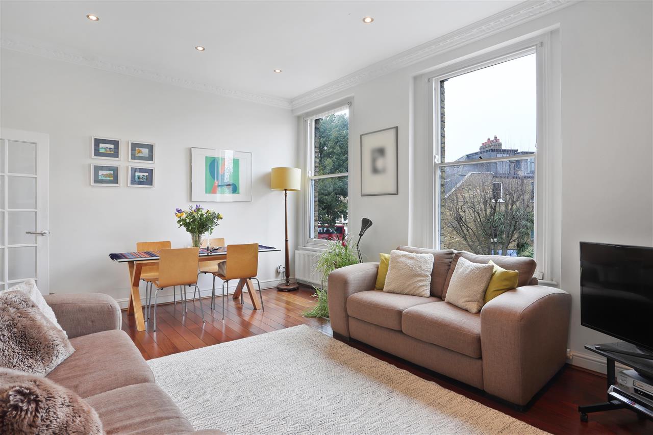 3 bed flat for sale in Huddleston Road 3