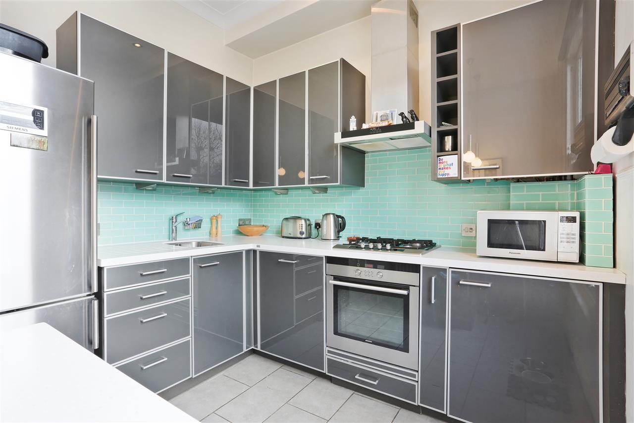 3 bed flat for sale in Huddleston Road 6