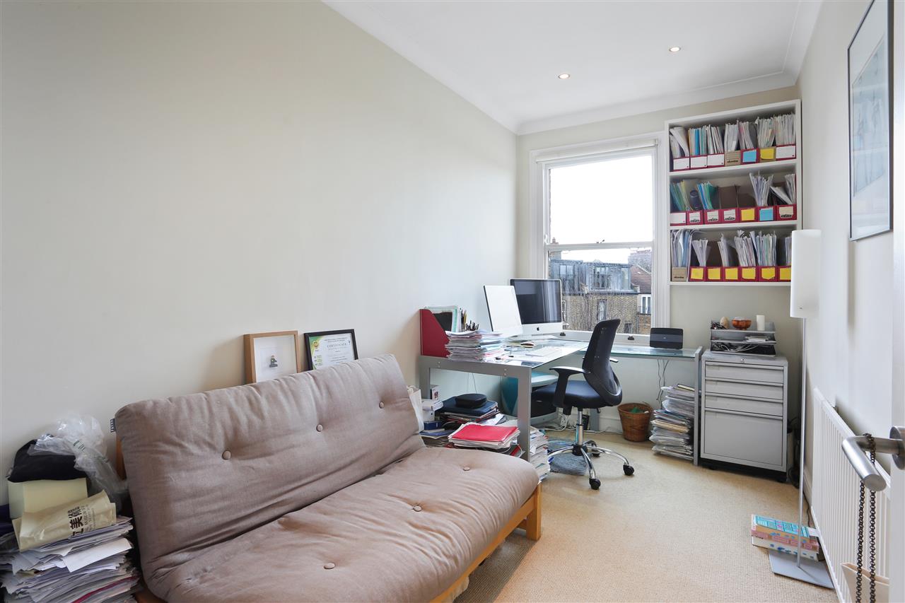 3 bed flat for sale in Huddleston Road  - Property Image 13