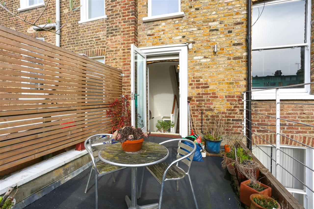 3 bed flat for sale in Huddleston Road 17