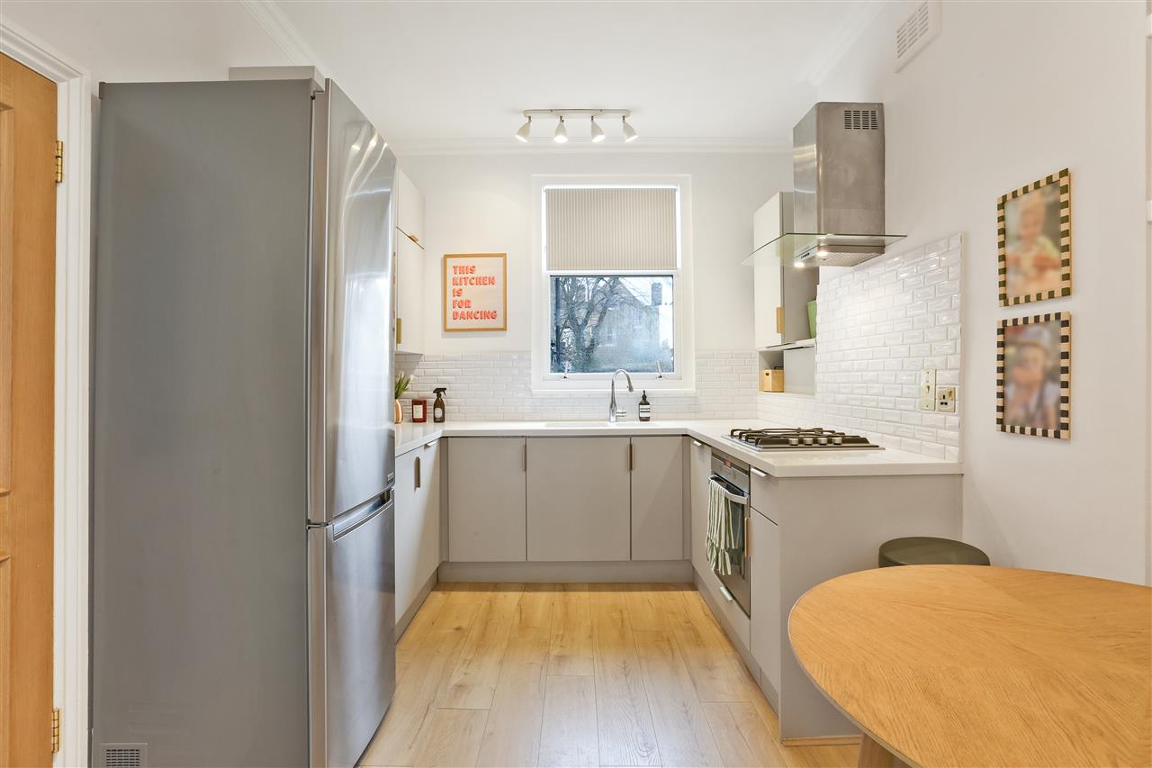 2 bed flat for sale in Highwood Road 3