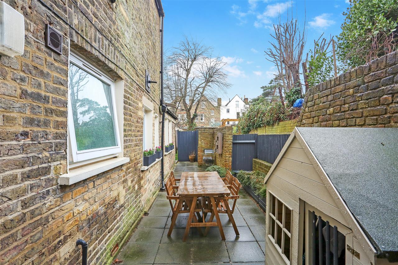 2 bed flat for sale in Highwood Road  - Property Image 6