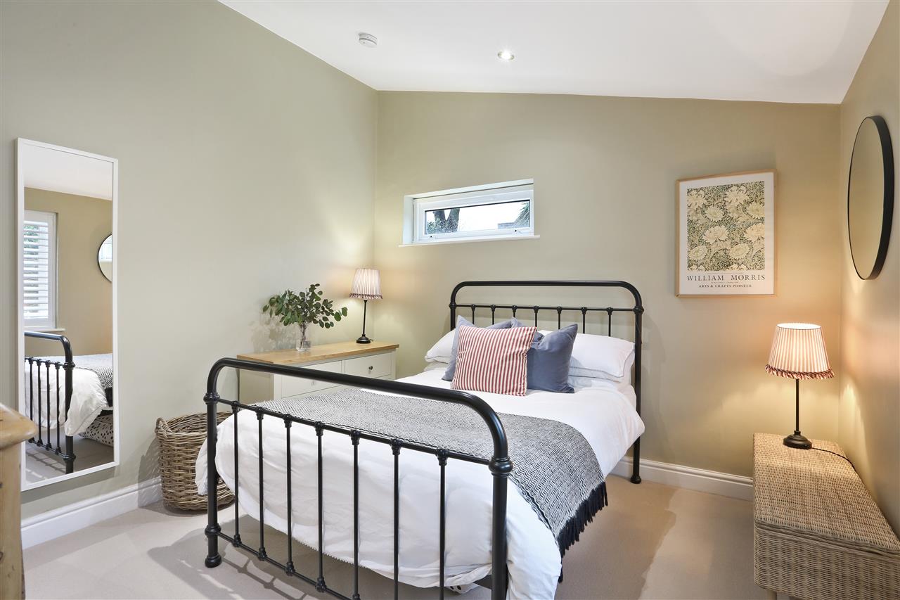 2 bed flat for sale in Highwood Road  - Property Image 12