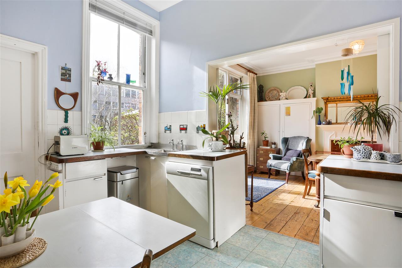 6 bed semi-detached house for sale 30