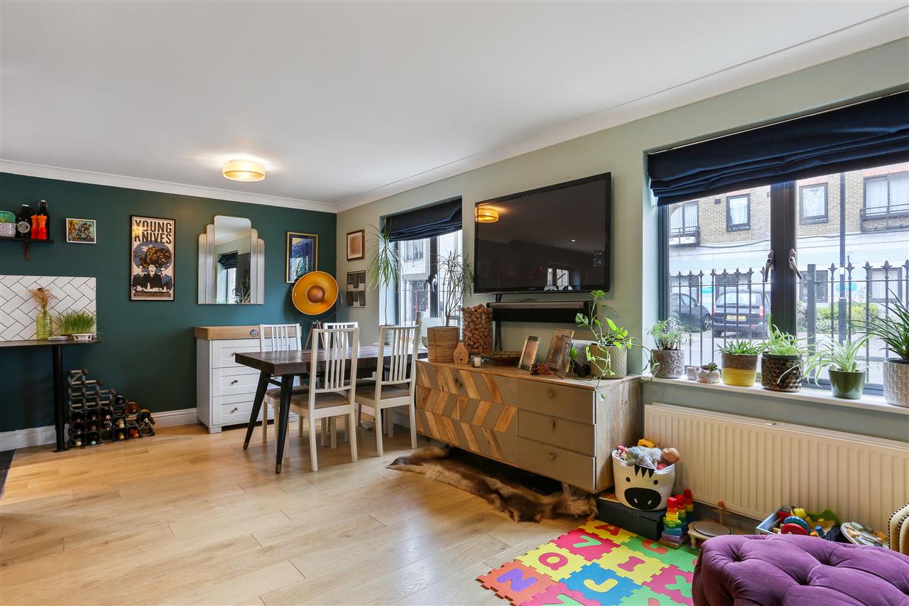 2 bed flat for sale in Statham Court 5