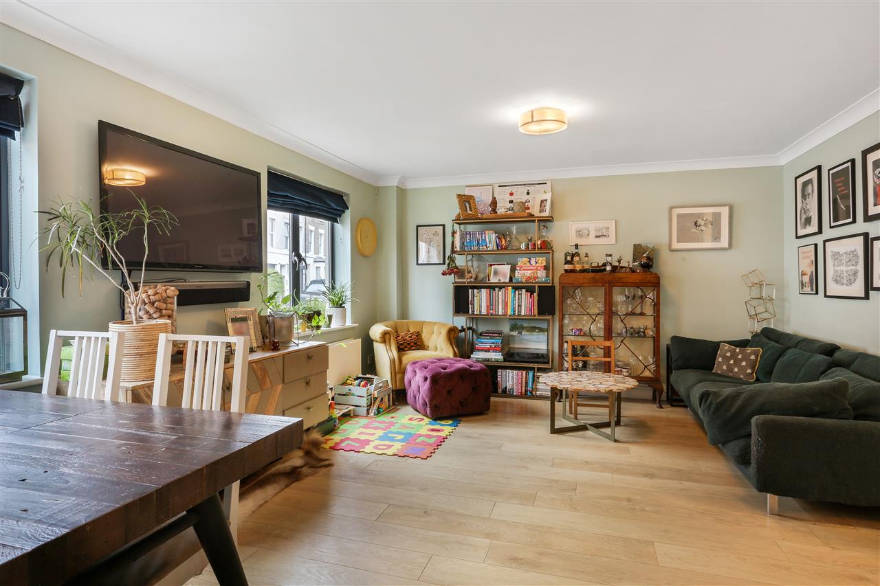 2 bed flat for sale in Statham Court 6