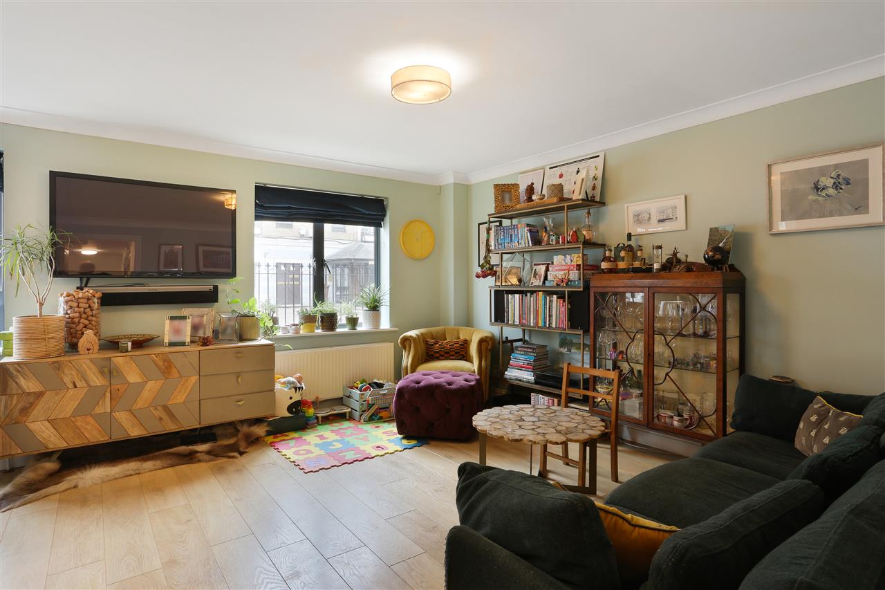 2 bed flat for sale in Statham Court 7