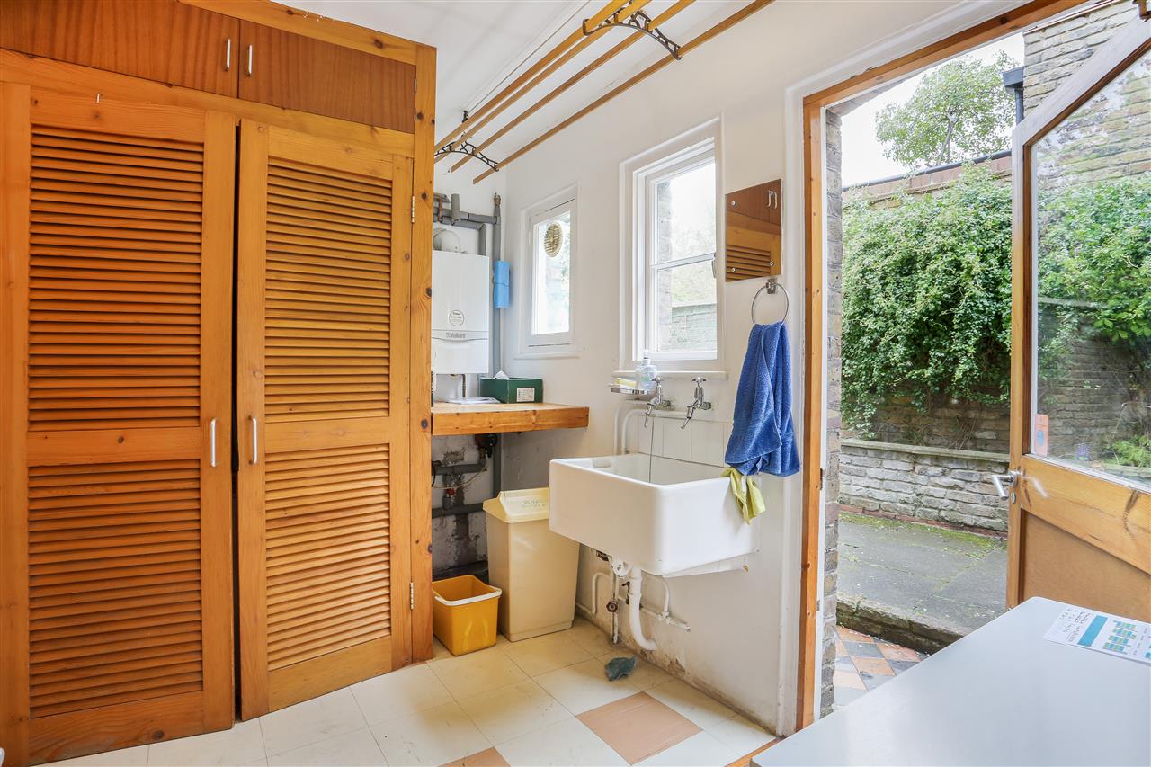 6 bed end of terrace house for sale in Huddleston Road 3