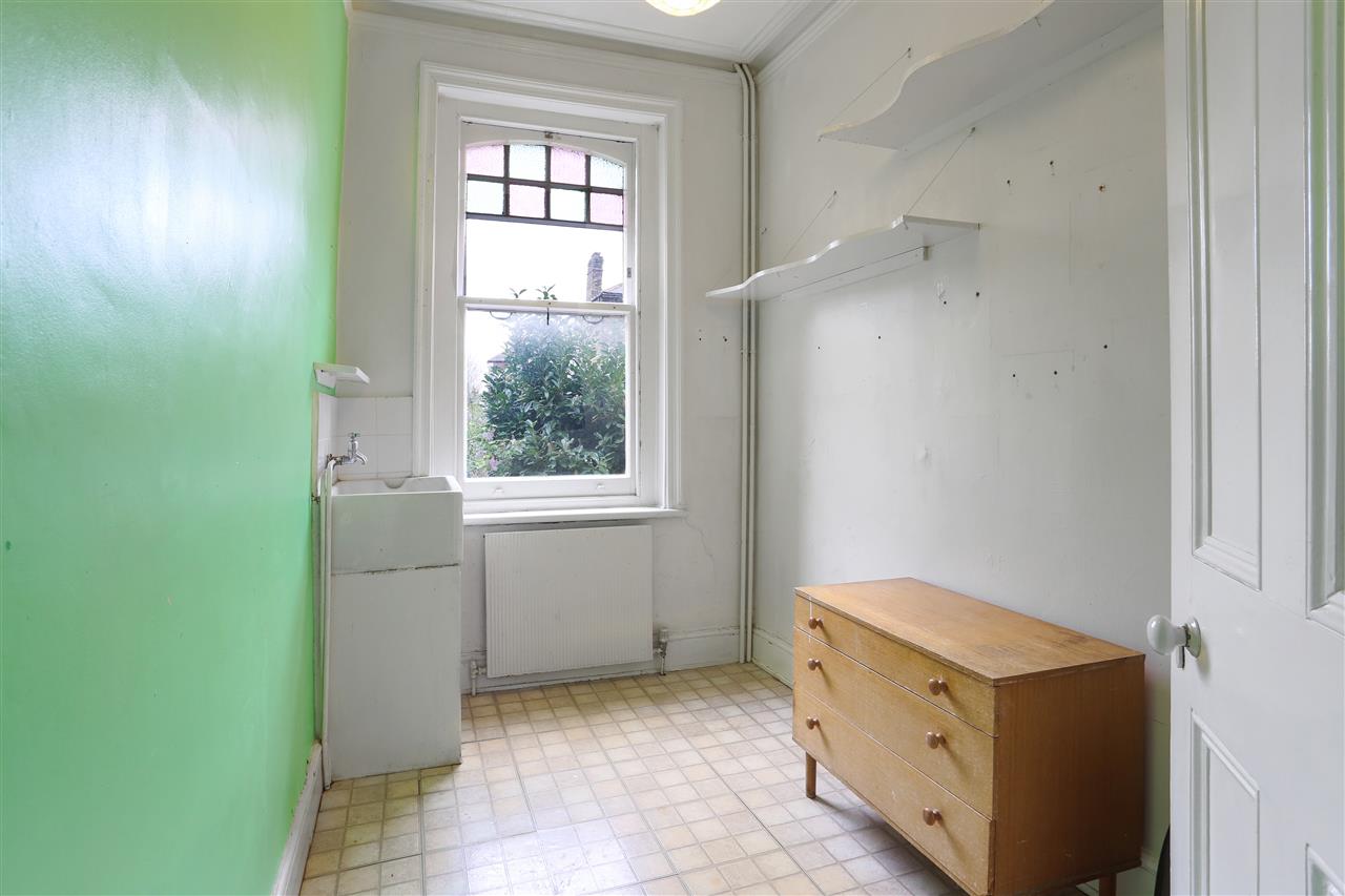 6 bed end of terrace house for sale in Huddleston Road  - Property Image 18