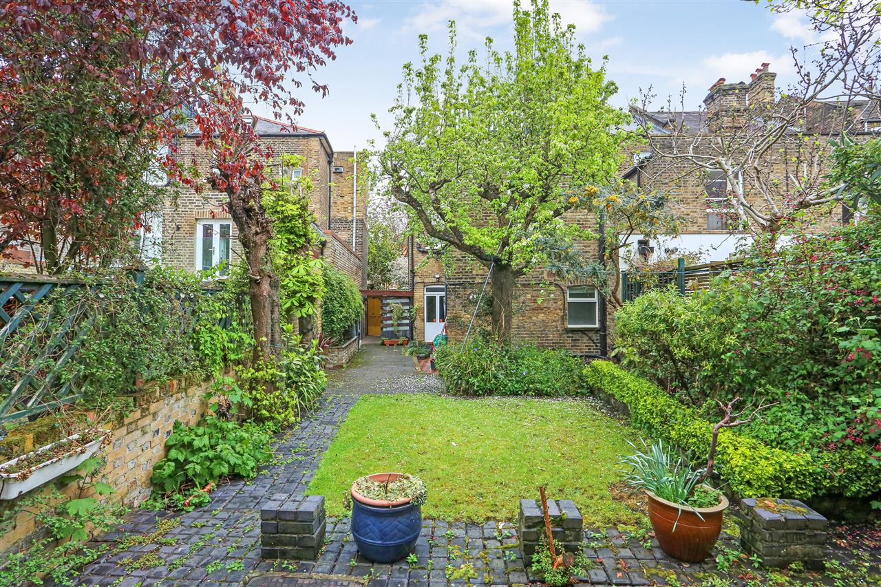 6 bed end of terrace house for sale in Huddleston Road 31