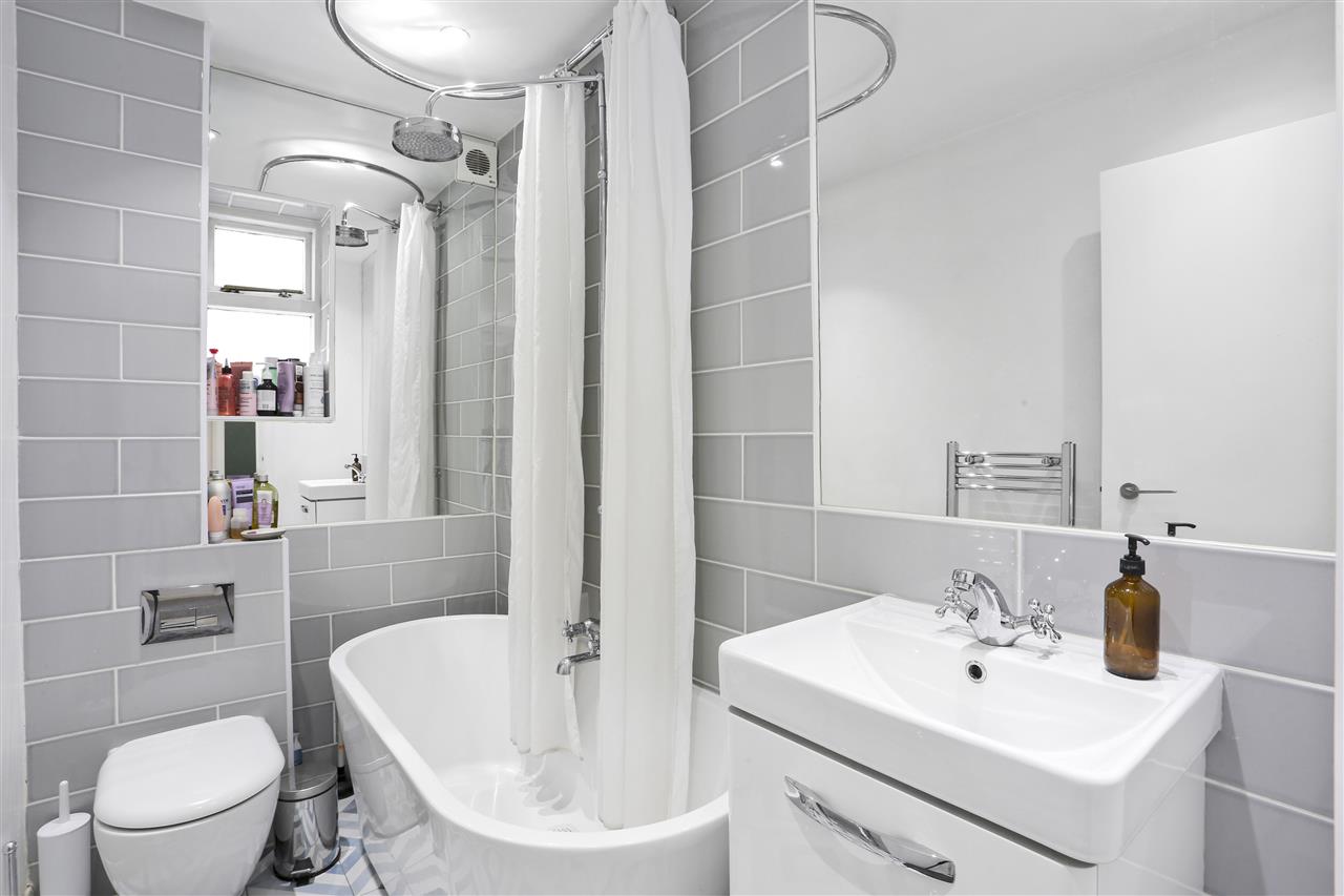 3 bed flat for sale in Brecknock Road 6